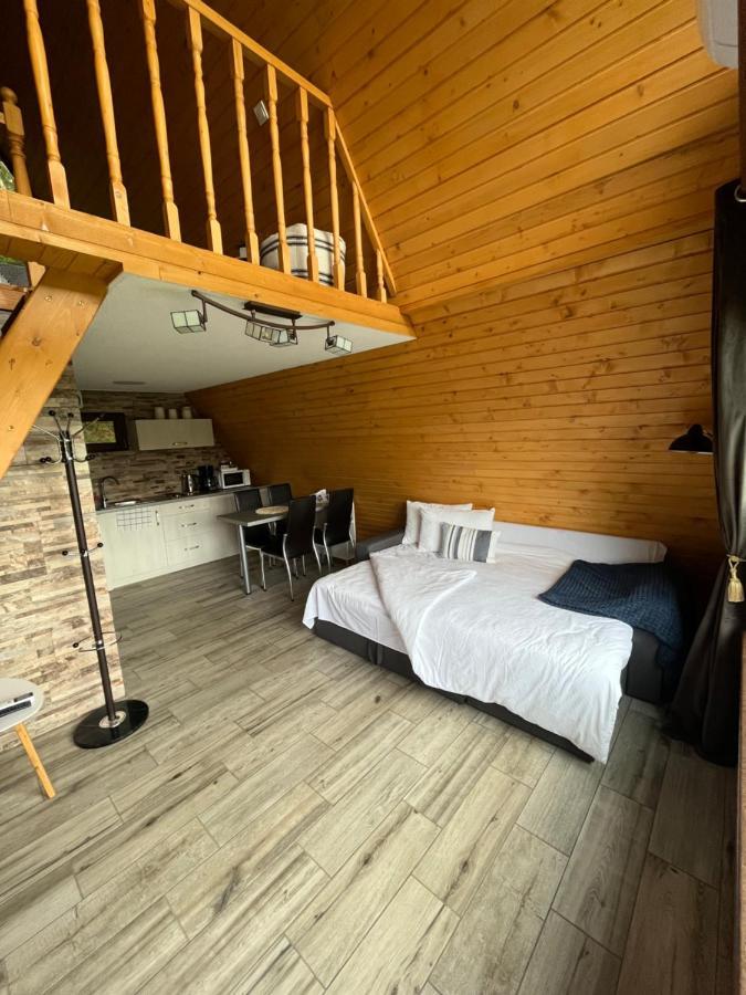 Hotel Casutele De Sub Padure à Avrig Extérieur photo